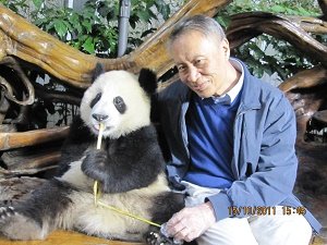 他肩负教书育人的神圣使命
