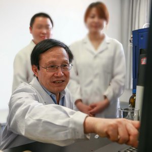 已是一位德高望重的教授