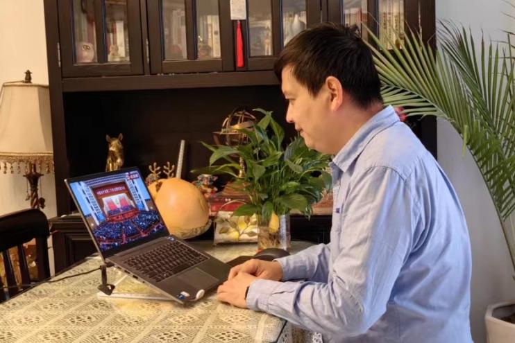 高举中国特色社会主义伟大旗帜