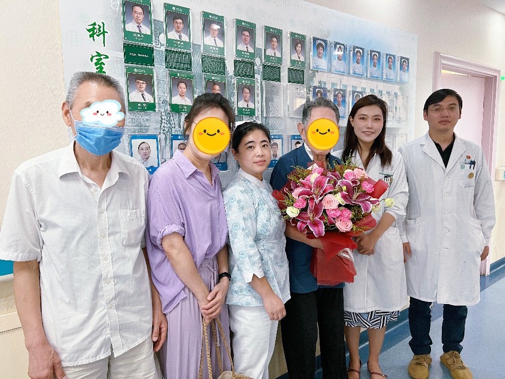 对照阅读此外桌上的大寿桃鲜艳夺目