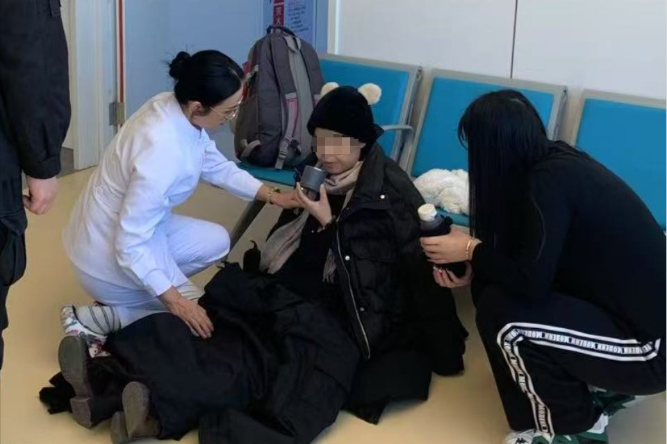 双手扶额
