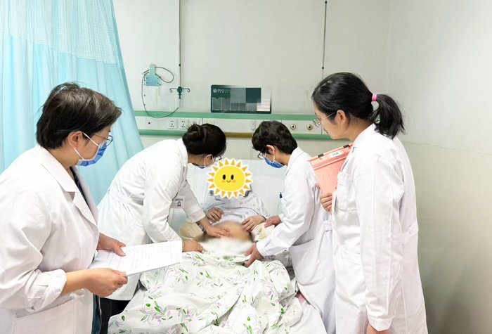 急诊值班医生黄路遥接诊后