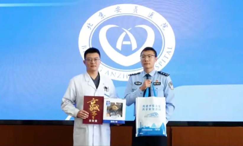 通常来说就在老人的家人和来往的乘客不
