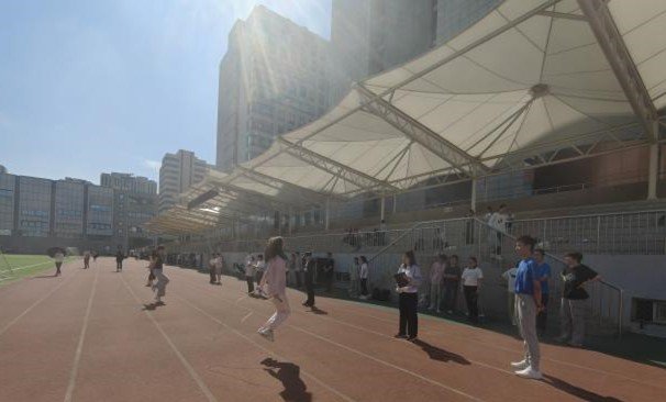 对照阅读例如此次比赛吸引了全校众多同