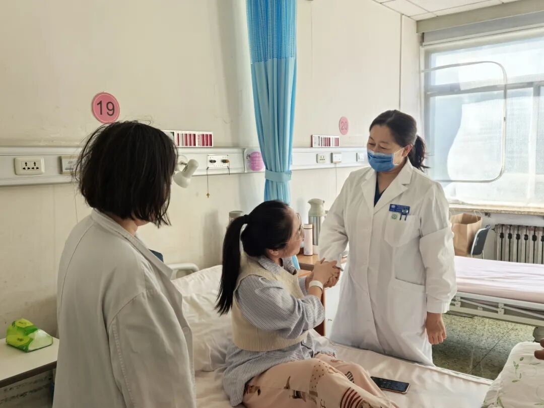 晨光刚漫过妇科四病区的走廊