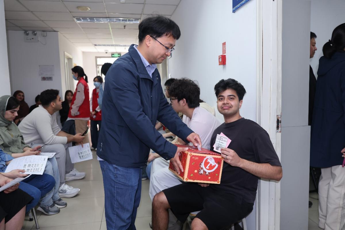 忙碌穿梭的志愿者