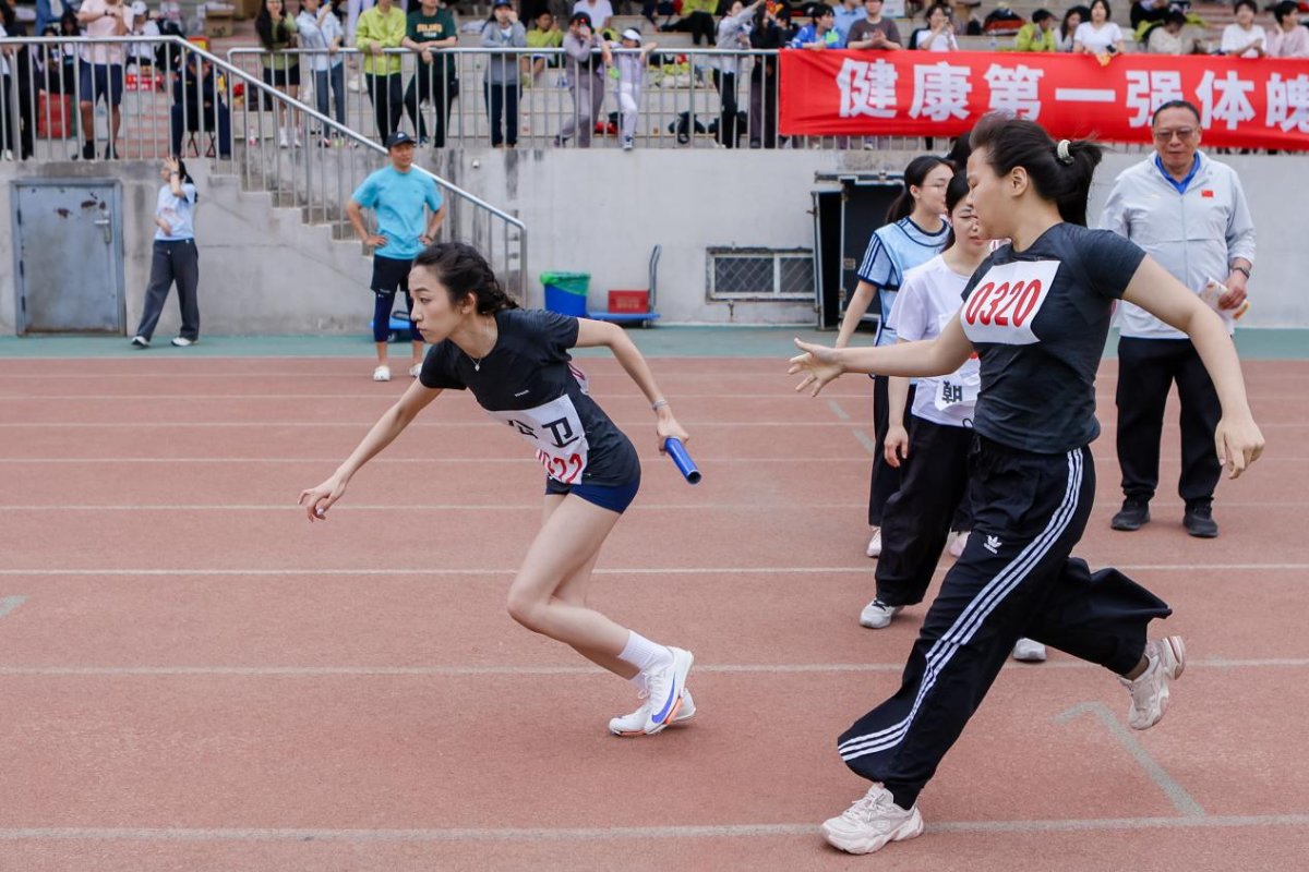 首医操场上