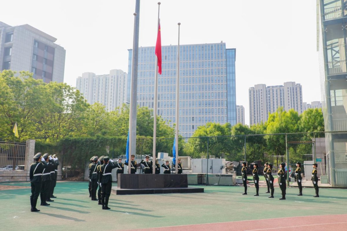 首医操场上