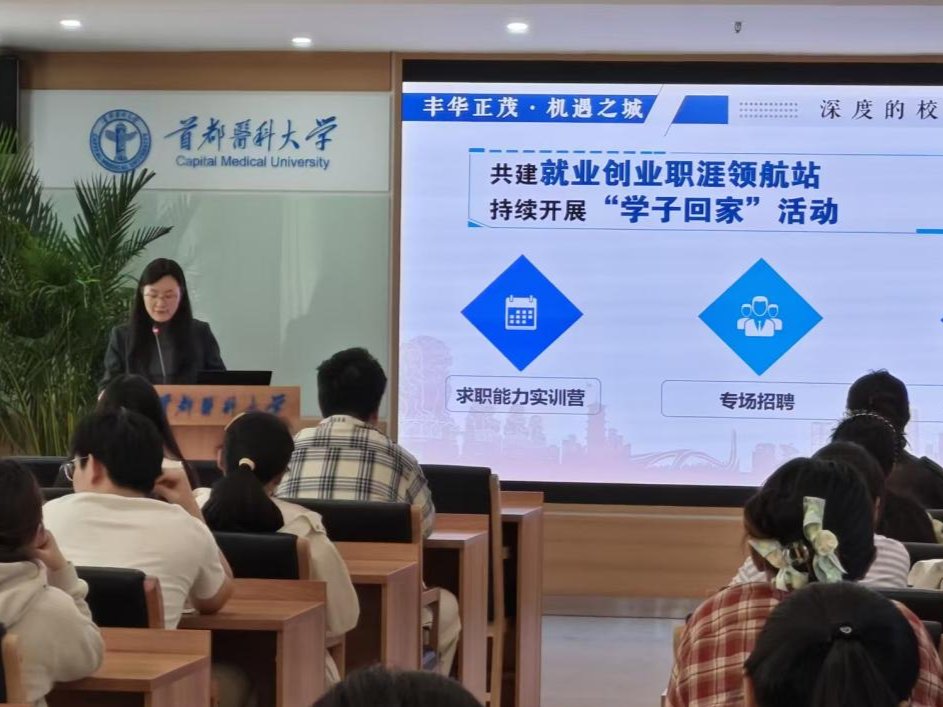 指导老师拿着一份修改后的简历