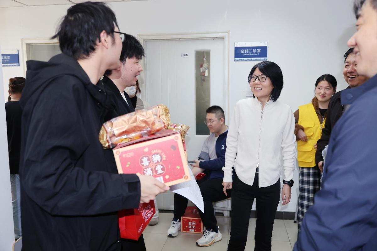 信息登记处的同学们认真填写表格