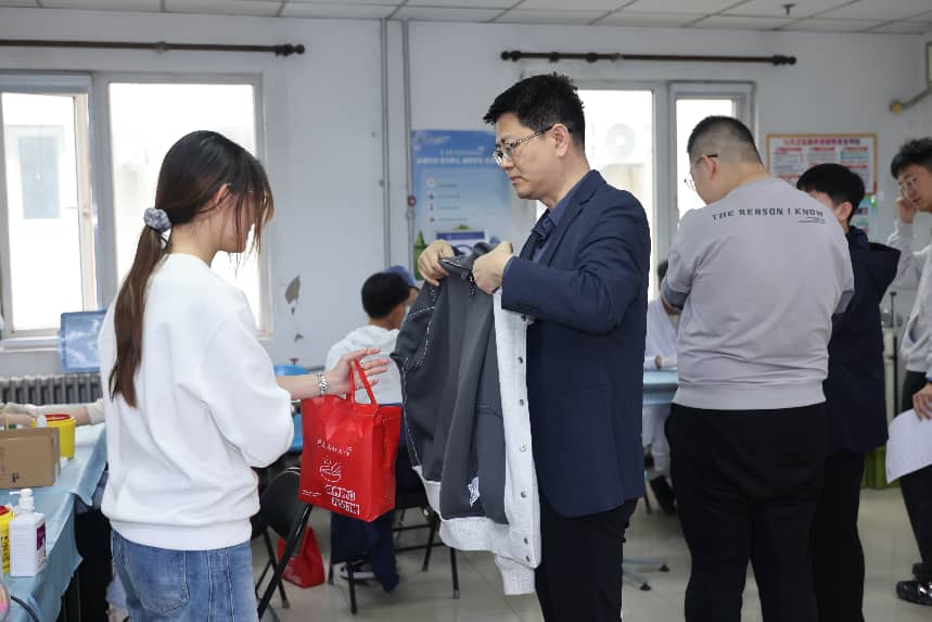 红十字会志愿者为大家递上温热的糖水