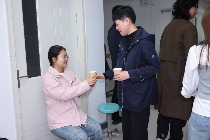 随着针尖轻触