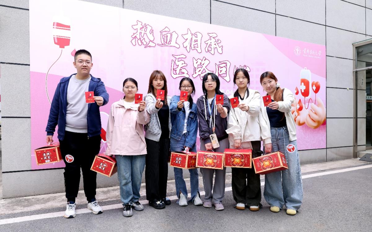 与献血学子真诚的笑脸相互映衬