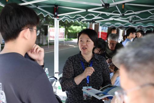 阳光漫过楼宇长廊