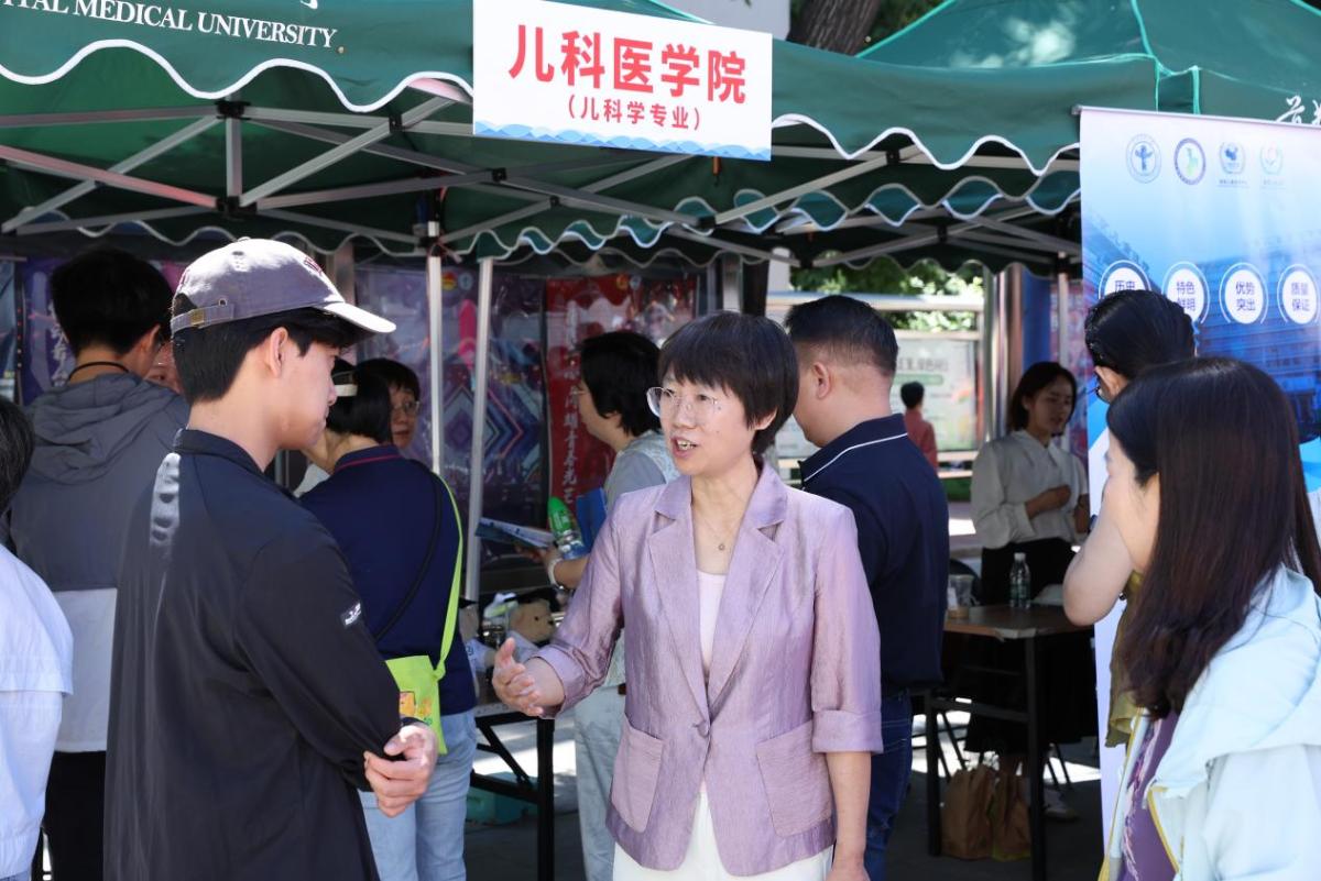 阳光漫过楼宇长廊