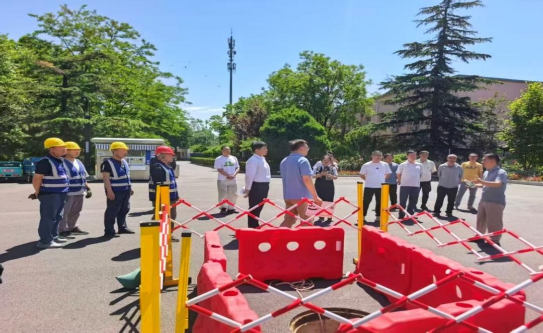 对照阅读花乡校区管委会主任穆瑞琰现场