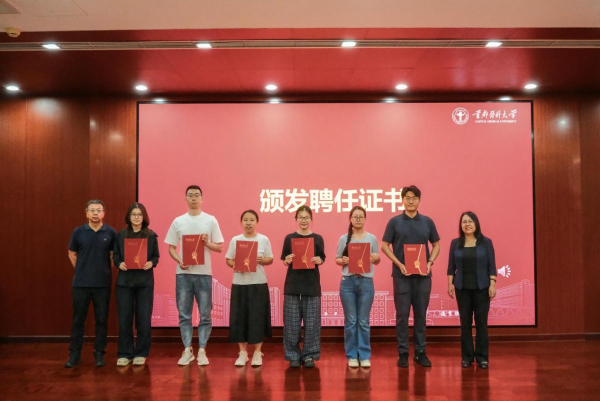 校友会秘书长张华主持大会