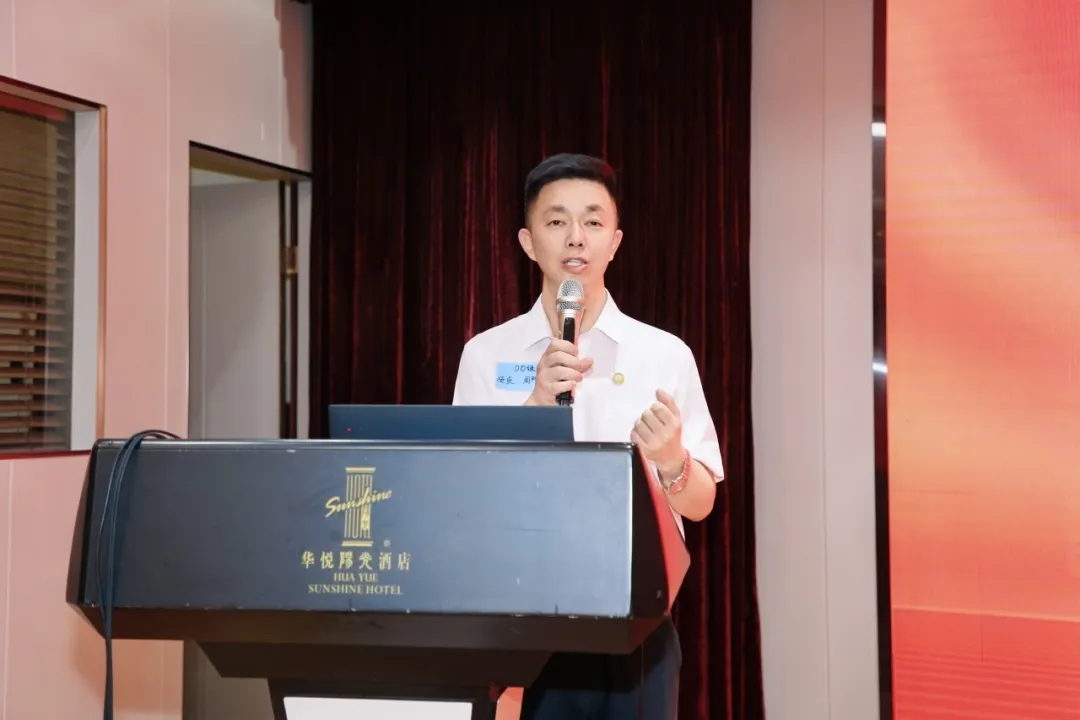 校长张罗通过视频方式致辞