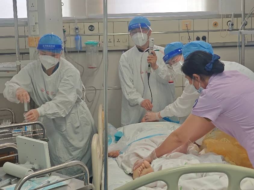 当监护仪的滴答声与医者的心跳同频共振