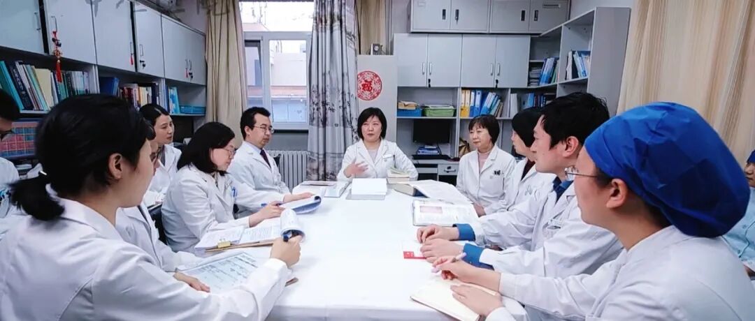 对照阅读他眉头紧锁