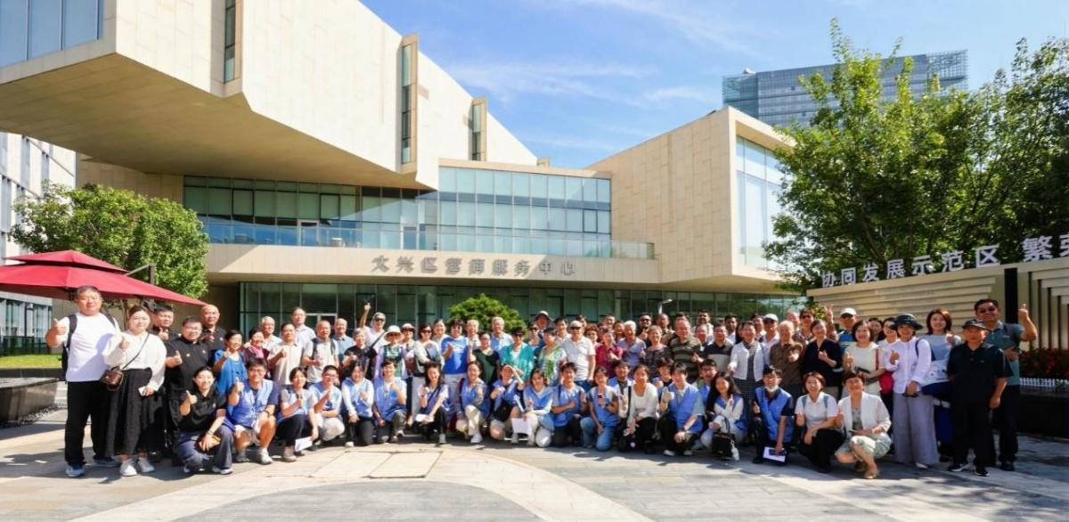 校友会常务副会长吴兵主持大会