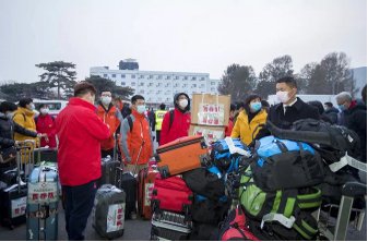 医务工作者们严守阵地