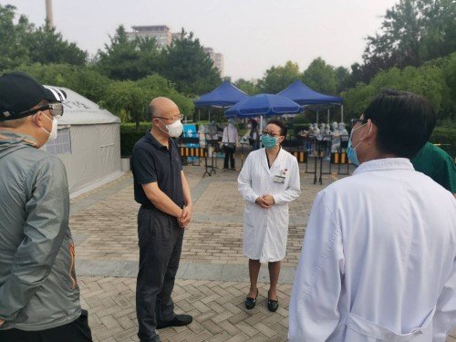 认真为每一位居民做好咽试子采集