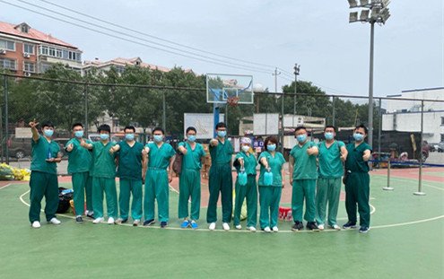 身穿全套防护服跪在地上的是bat36